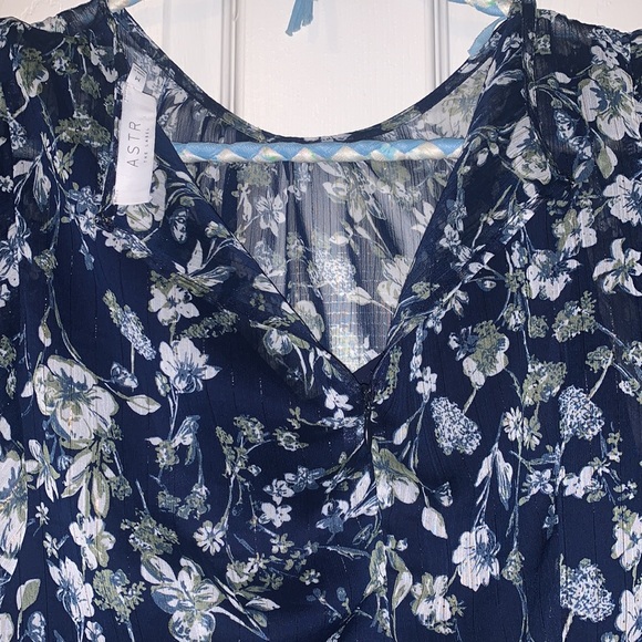 ASTR THE LABEL BEAUTIFUL FLORAL DRESS - Picture 8 of 10